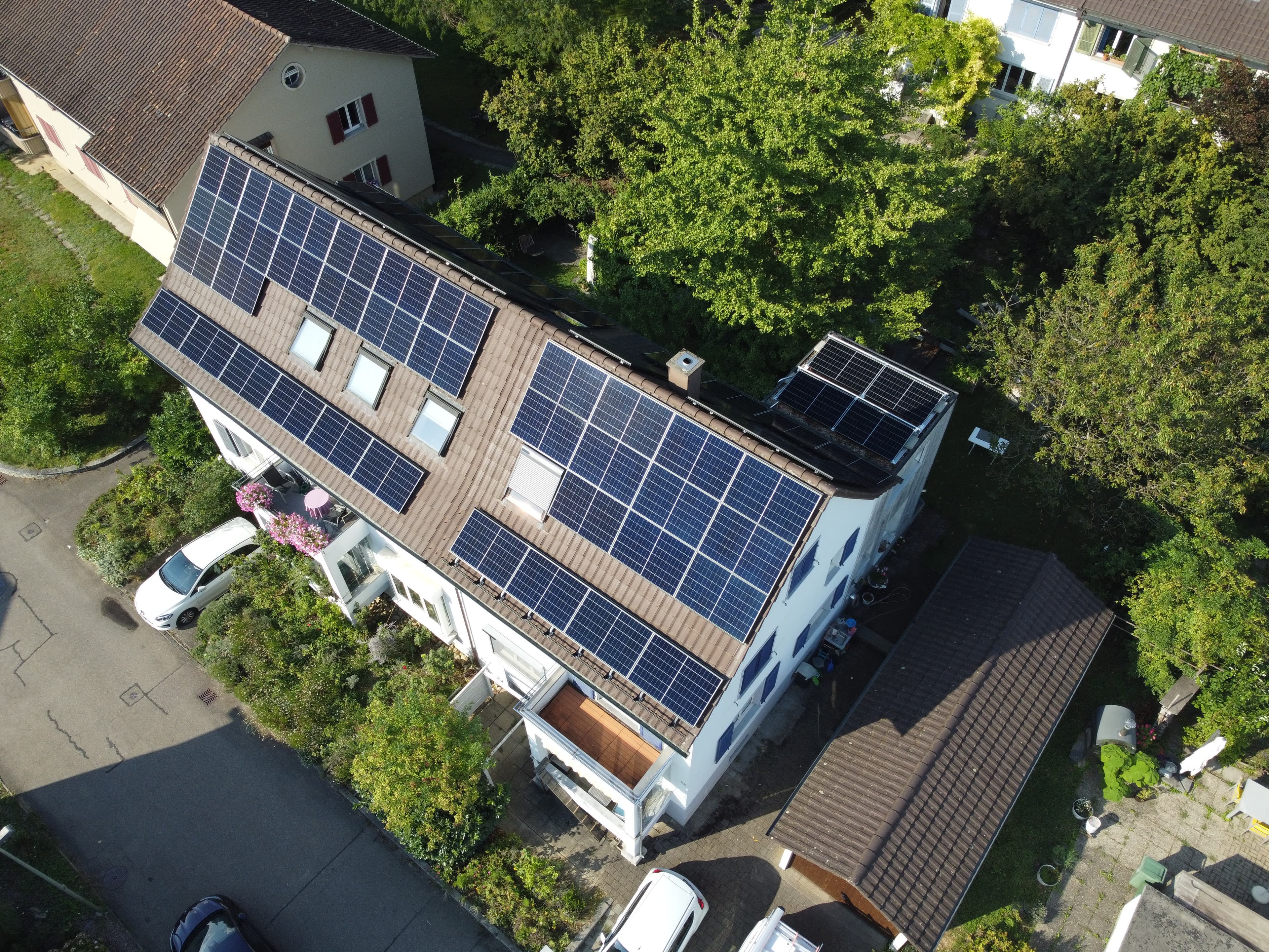Modernes Einfamilienhaus mit Solaranlage auf dem Dach in Liestal - Detailansicht