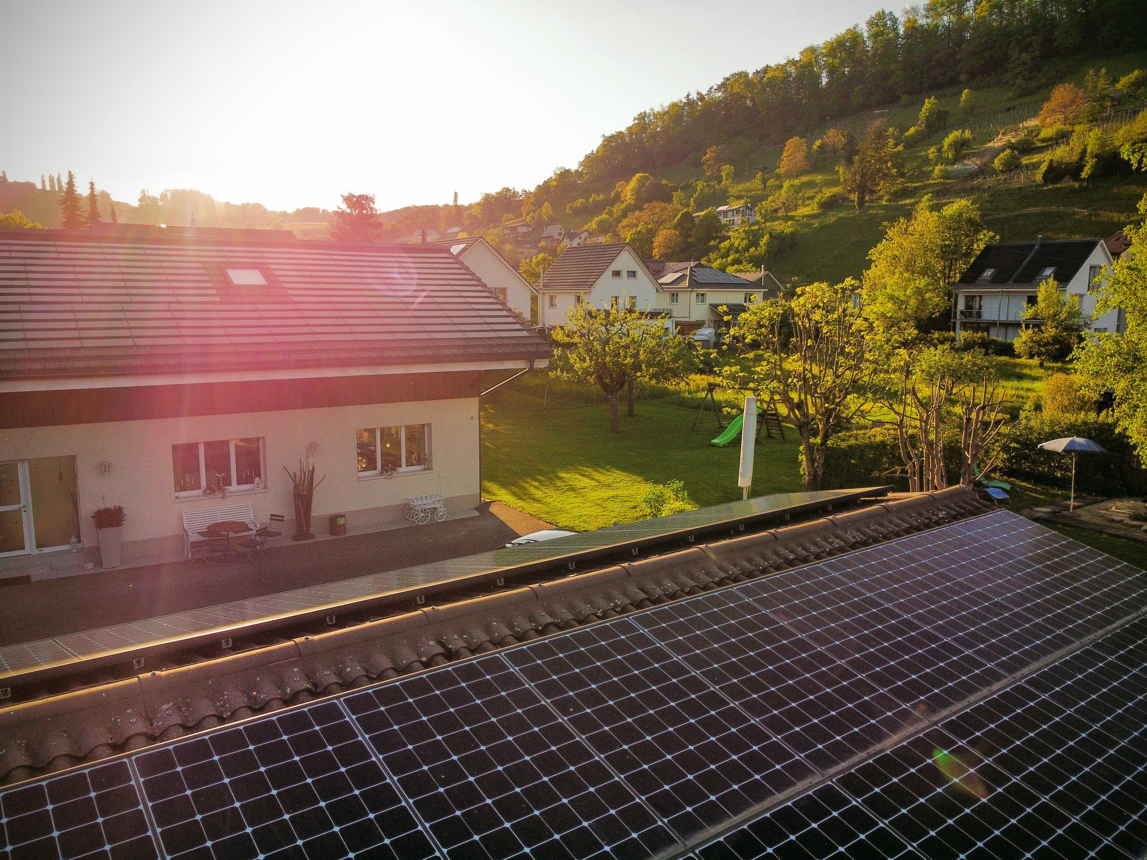 Große Solaranlage bei Sonnenaufgang in Ziefen - Photovoltaikmodule im goldenen Licht